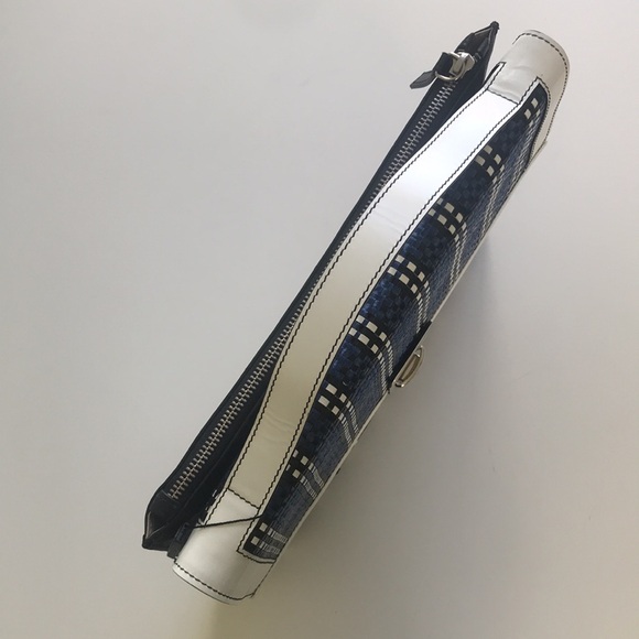 Envelope leather bag with raffia weave in navy/white - Picture 3 of 6